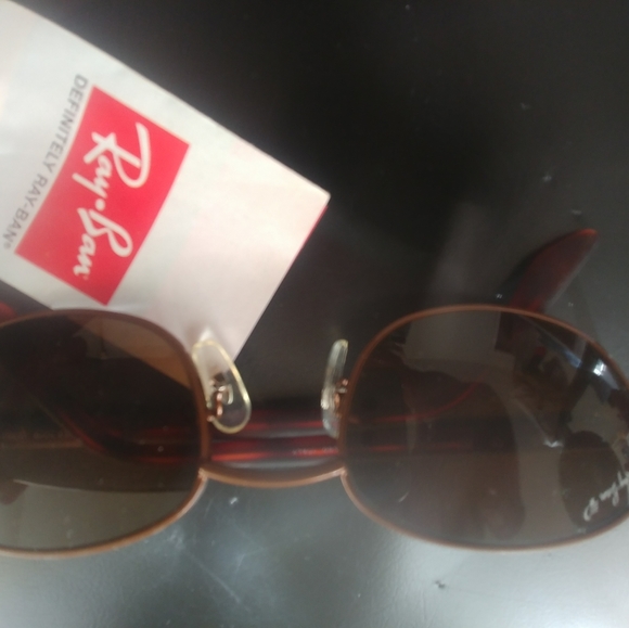 A pair of brand new RAYBAN sunglasses - Picture 4 of 5